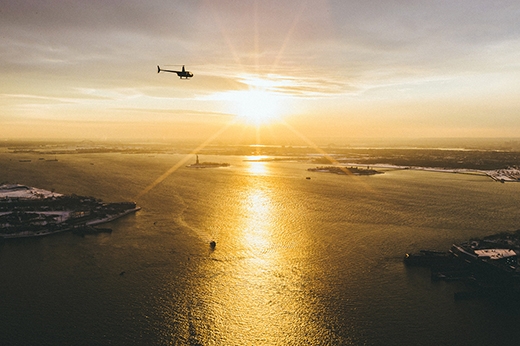 
	
	Để chụp được những bức ảnh này, tác giả đã sử dụng trực thăng để có thể nhìn ngắm toàn cảnh New York một cách hoàn hảo.
